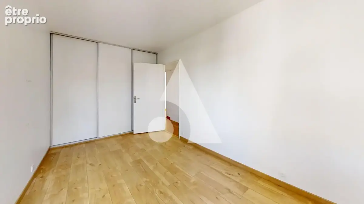 Appartement trois pièces avec balcon et cave Rue des Fauvelles 70 m2 - photo 5