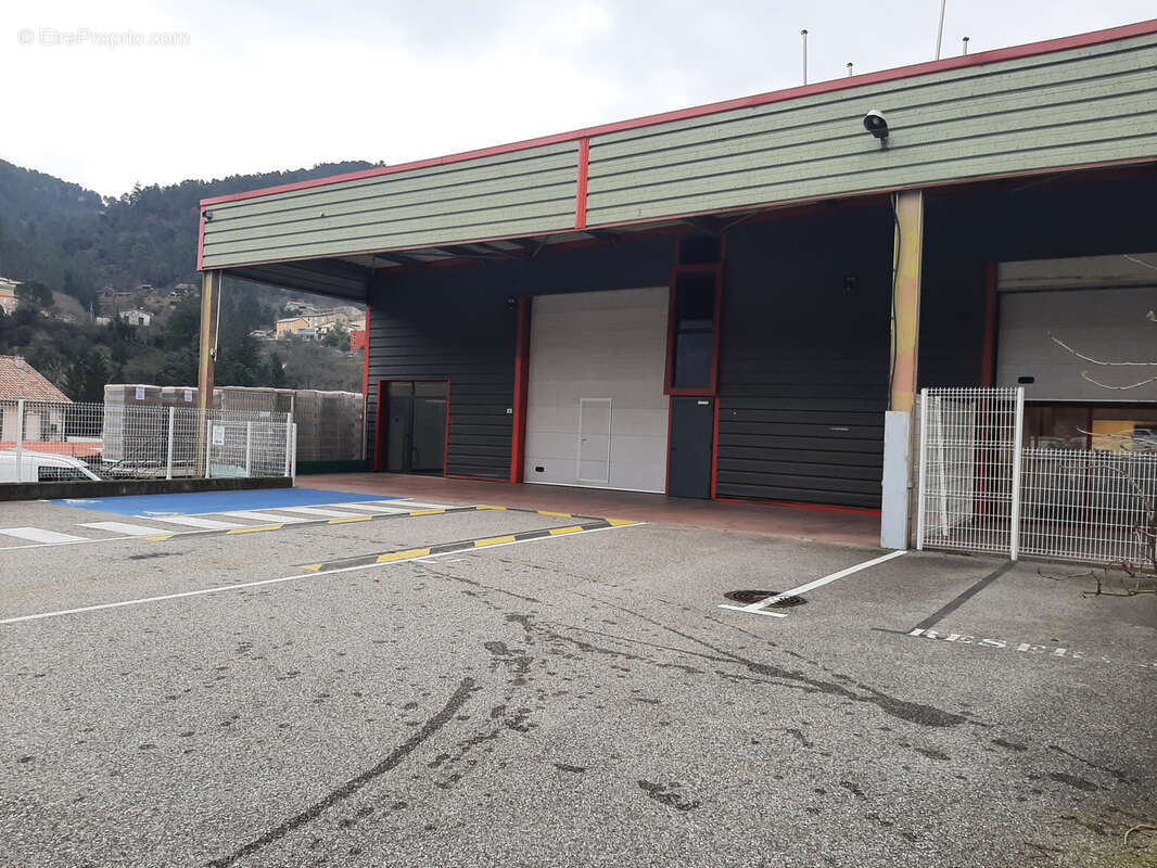 Commerce à SAINT-SAUVEUR-DE-MONTAGUT