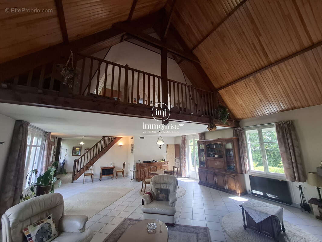 Maison 175 m² à Le Mesnil-Le-Roi  - photo 5