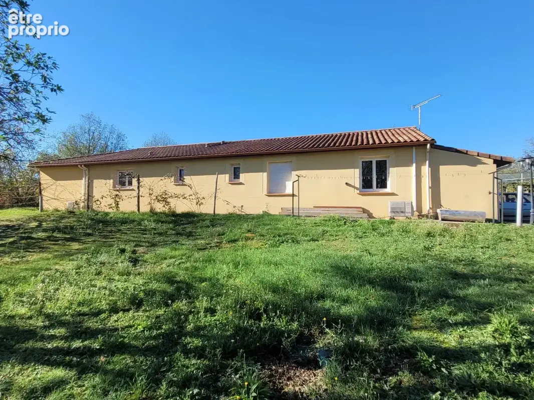 Maison récente de plain-pied avec garage sur 2600 m2 de terrain, à 15 minutes de Cahors. - photo 2