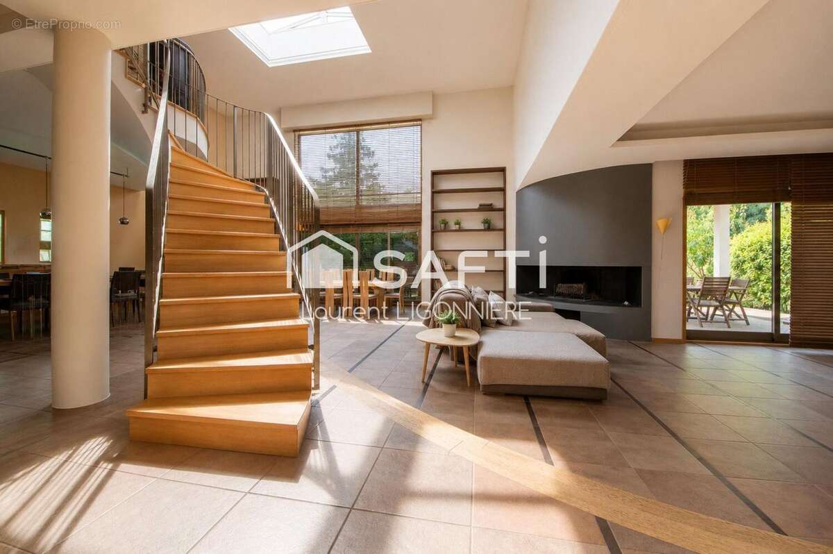 Maison 320 m² à La Queue-En-Brie  - photo 3