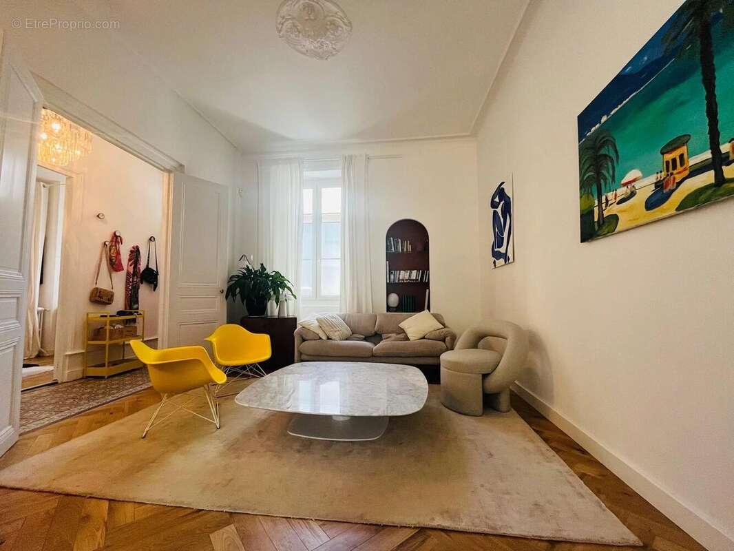 Maison entièrement rénovée sur jardin clos sans vis-à-vis de 200 m² - photo 2