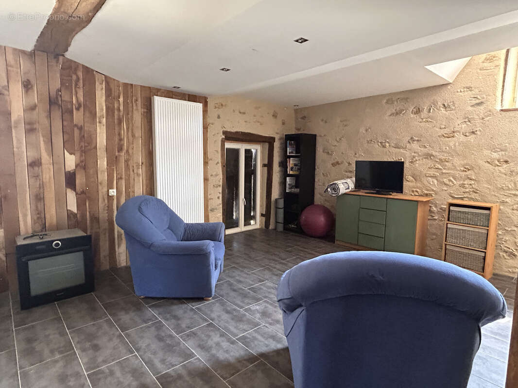 A VENDRE Longère 5 pièces avec piscine et jardin à Prissac - photo 8