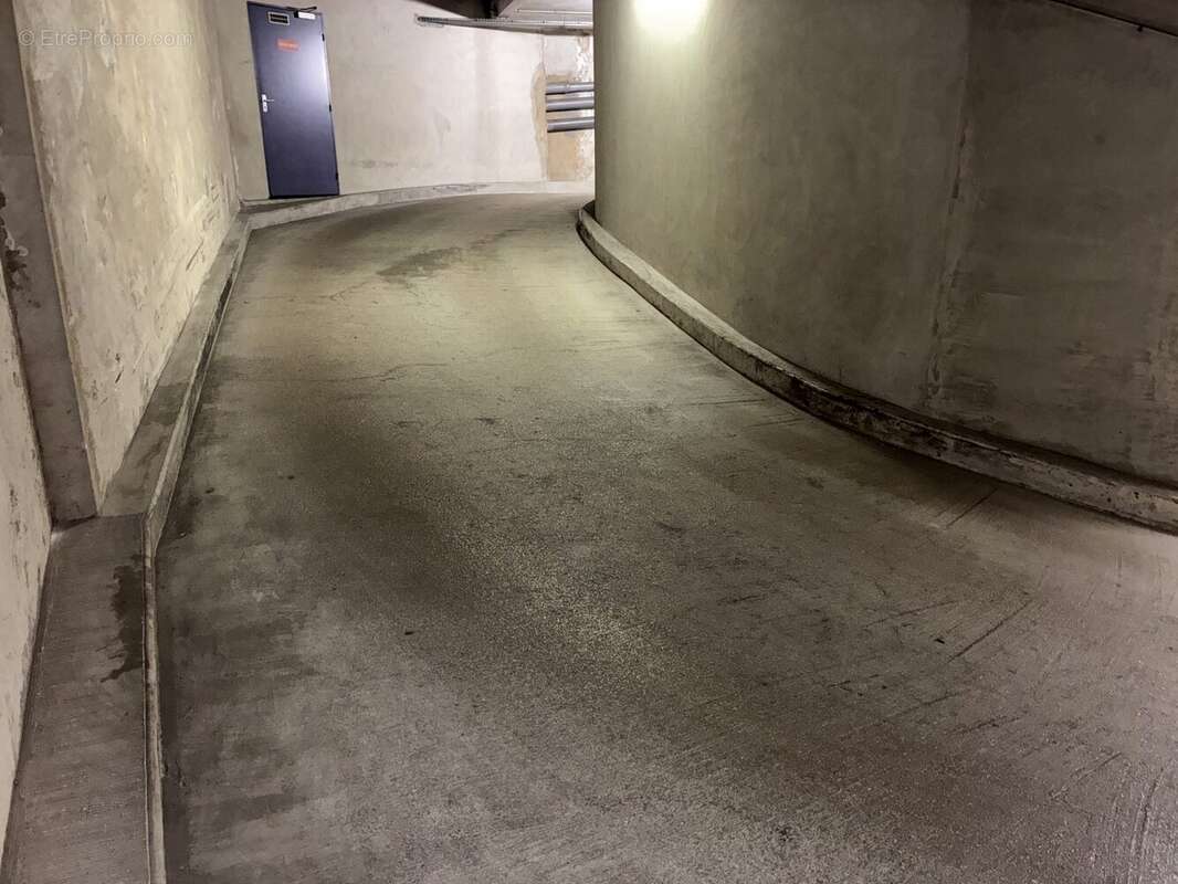 Parking à PARIS-9E