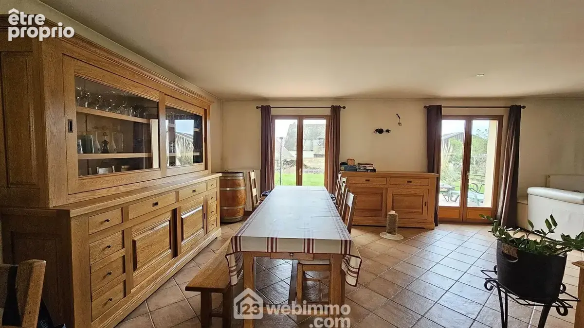 Un espace salle à manger avec un accès direct sur la terrasse.