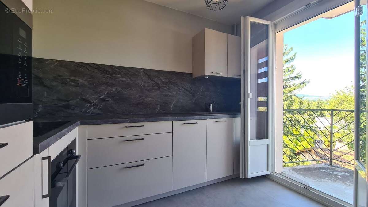 Appartement T4 - CHARNAY LES MACON - Ascenseur, balcons, place privative et cave - photo 2