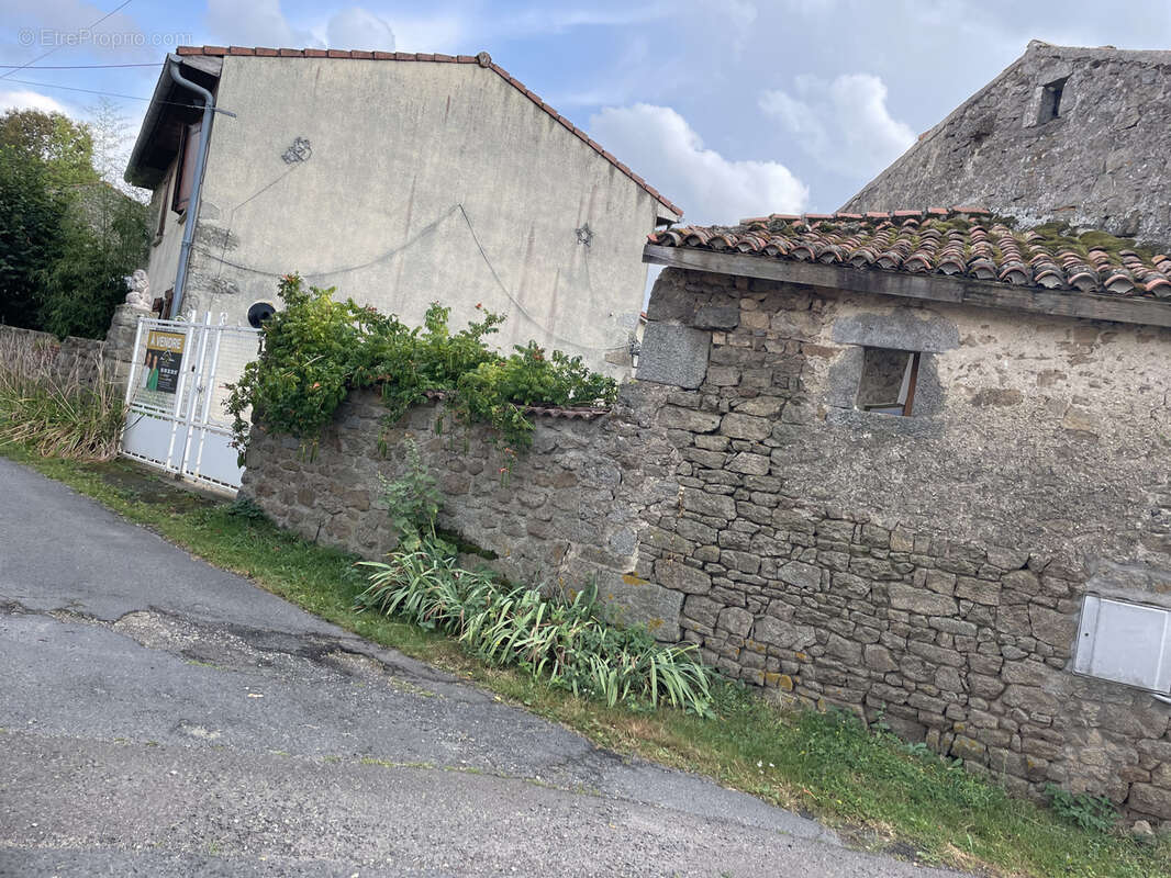 Isserteaux - maison avec dependances - photo 5