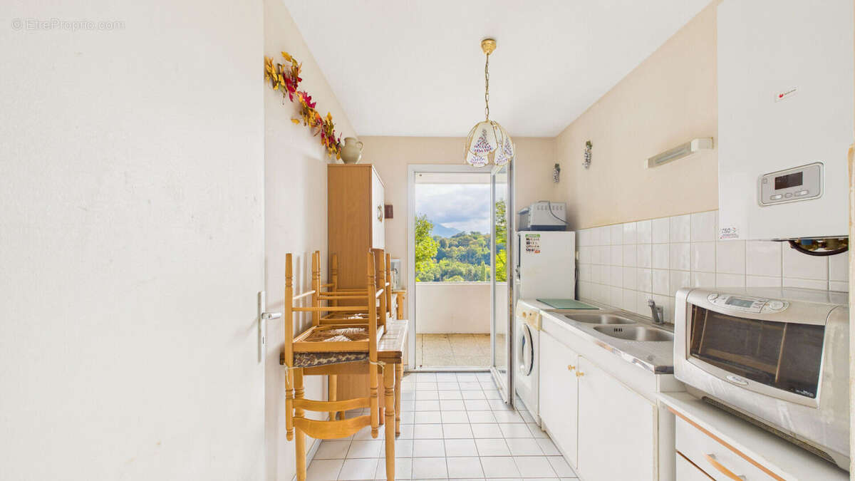 Cambo-les-Bains - Grand T2 de 64 m² avec terrasse, ascenseur et parking - photo 4