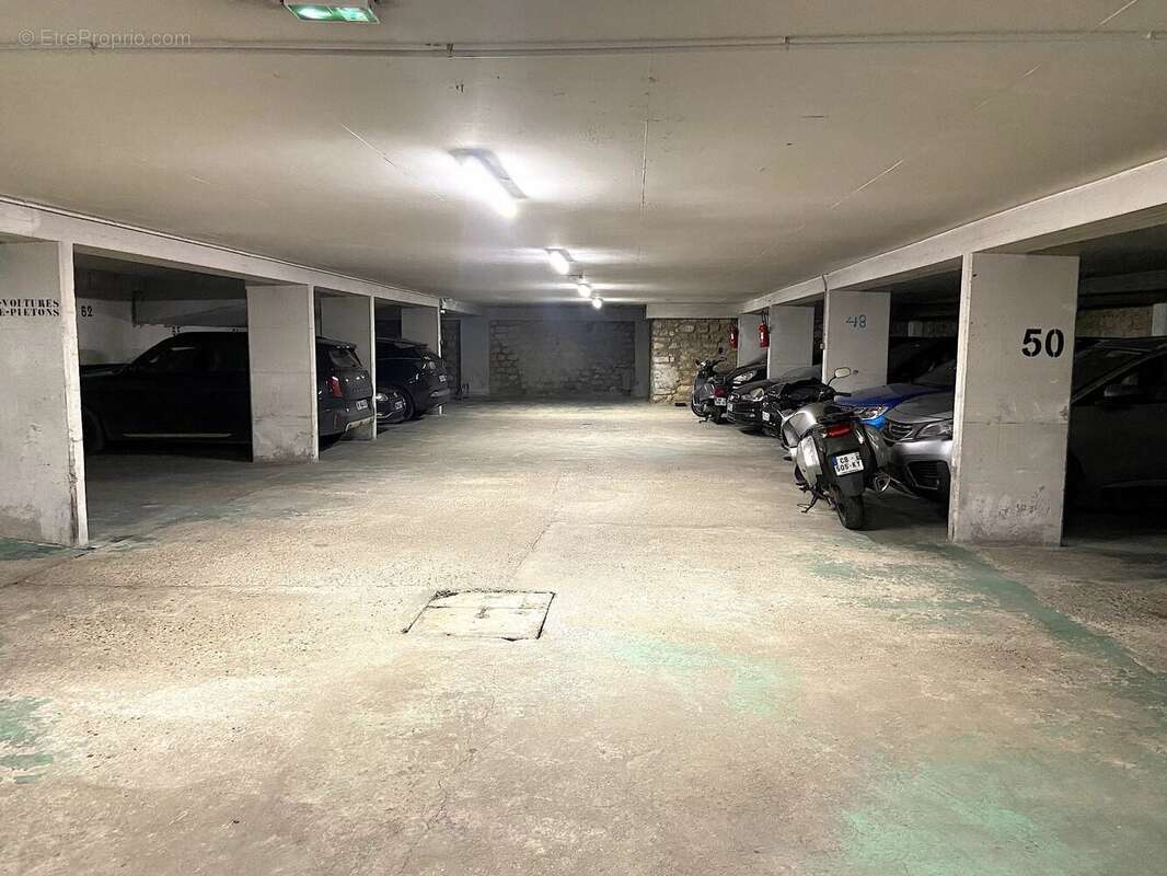 Parking à PARIS-3E