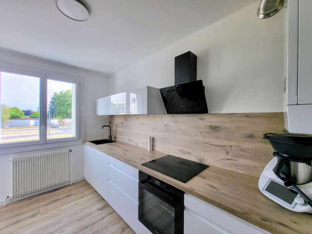 Appartement T3 entièrement rénové de 70 m2 avec balcon, cave et parkings   Résidence calme, sécurisée et arbor - photo 7