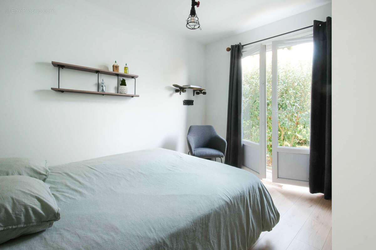 Derrière son portail se cache une belle surprise… Une villa de plain-pied entièrement rénovée, tournée vers un jardin paysager e - photo 8