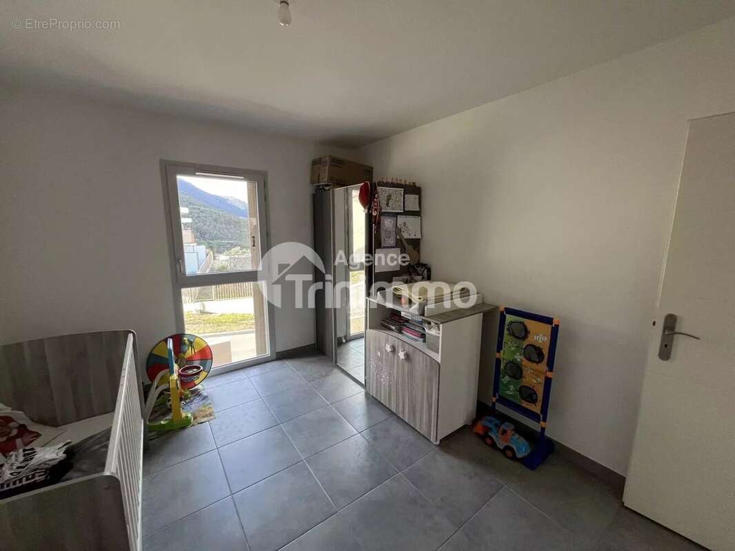 Appartement à CHATEAUNEUF-VILLEVIEILLE