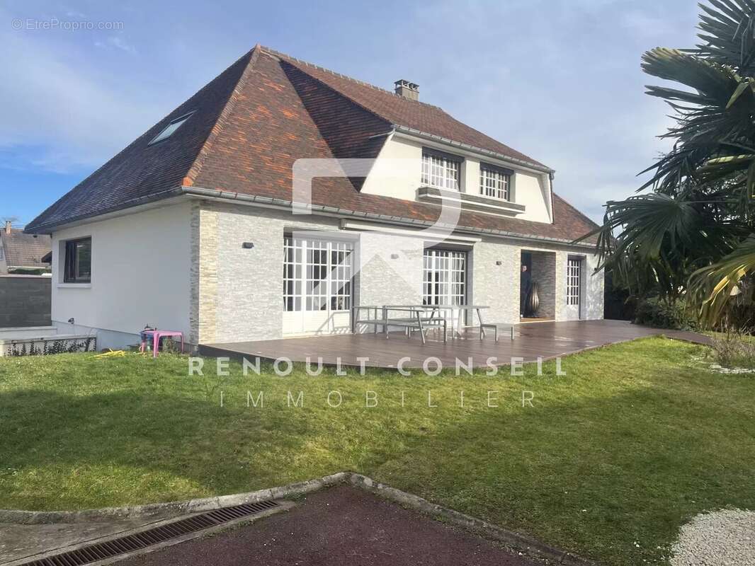 Maison à SAINT-ETIENNE-DU-ROUVRAY