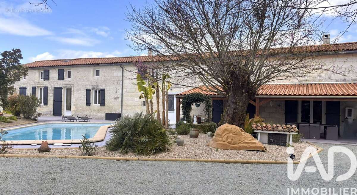 Maison 247 m² à Les Gonds  - photo 2