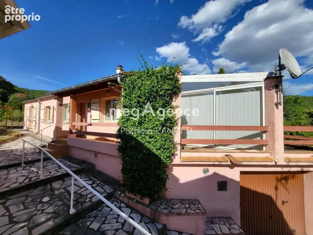Maison 2 chambres, 1900 m² de terrain, véranda, garage - photo 1