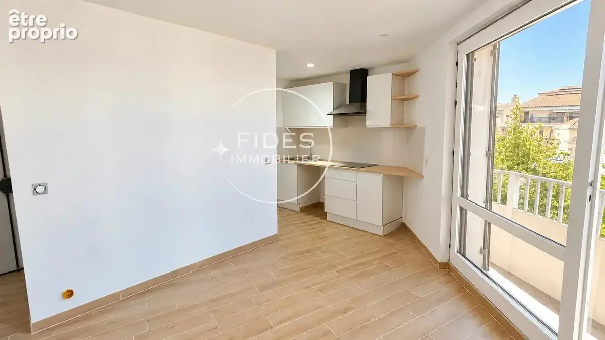Marseille Saint-Charles — Studio rénové avec soin, balcon et climatisation, au dernier étage - photo 3