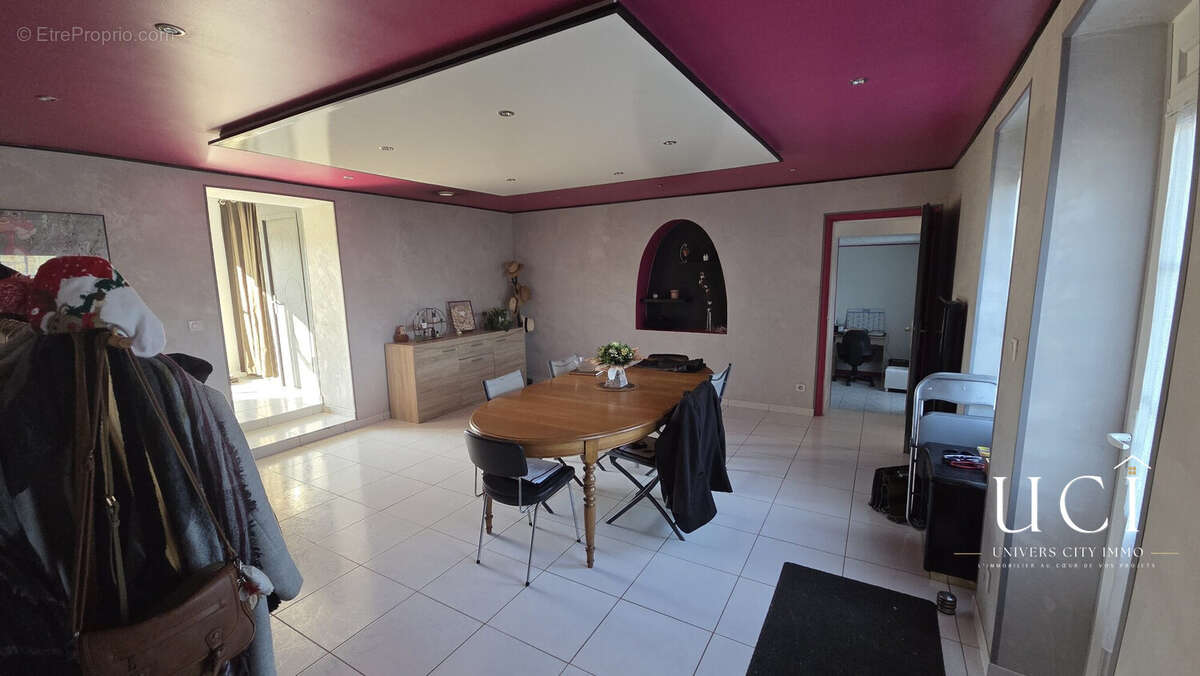 Maison 138 m² à Saint-Etienne-Du-Bois  - photo 2