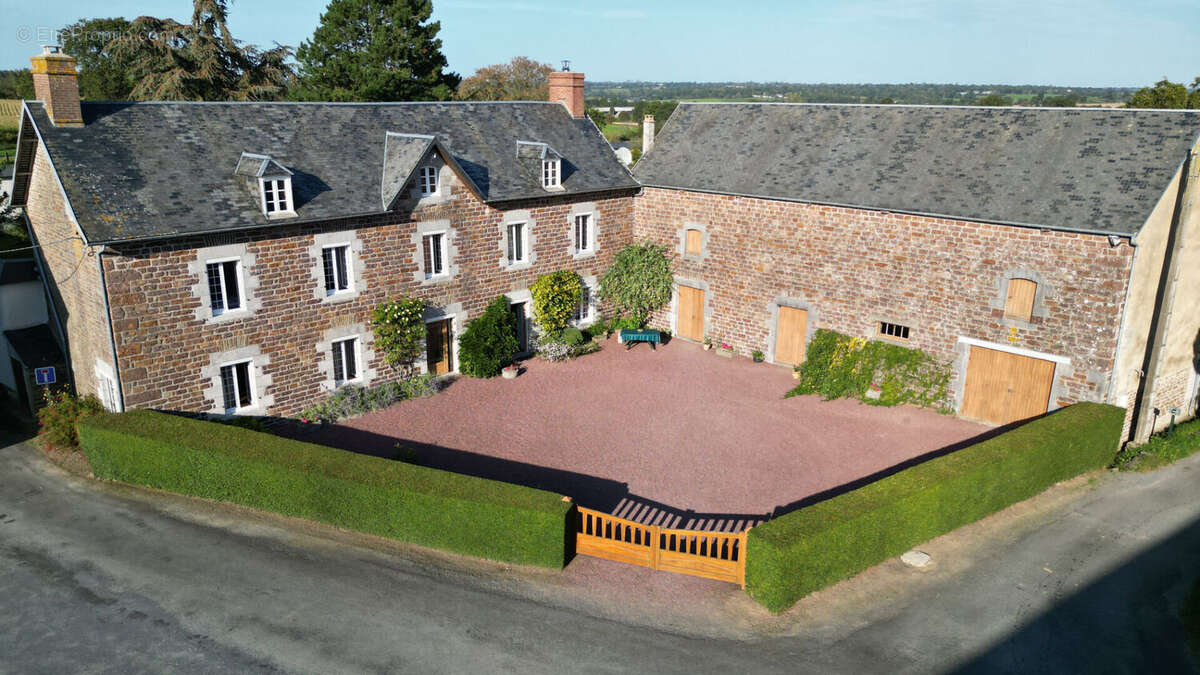 Maison à CERENCES