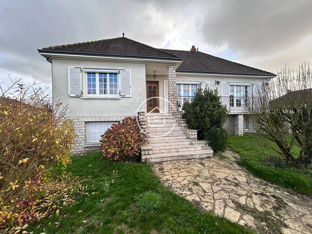 Maison à SAINT-SULPICE-DE-POMMERAY