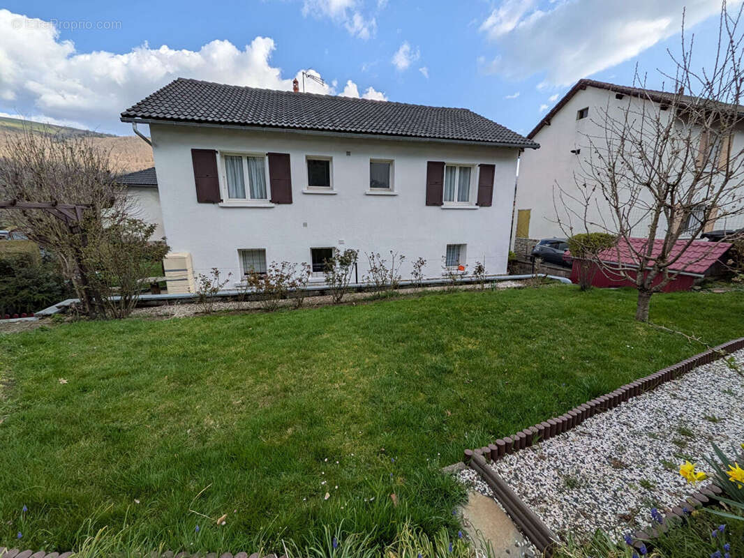 Maison à VIC-SUR-CERE