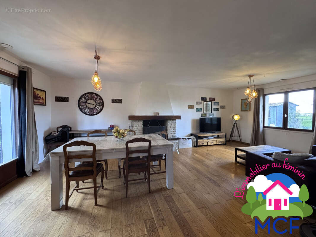 Séjour / Salon - Maison à GILLES