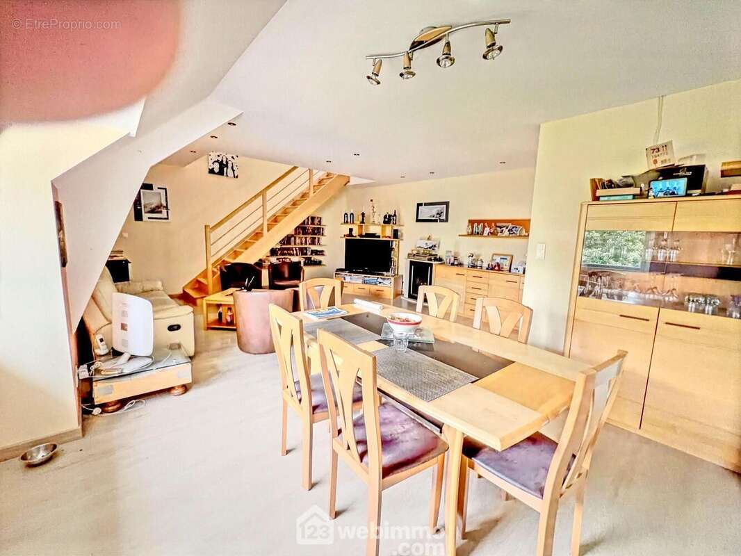 Une salle à manger au c½ur de la pièce de vie - Maison à SAINT-ARMEL