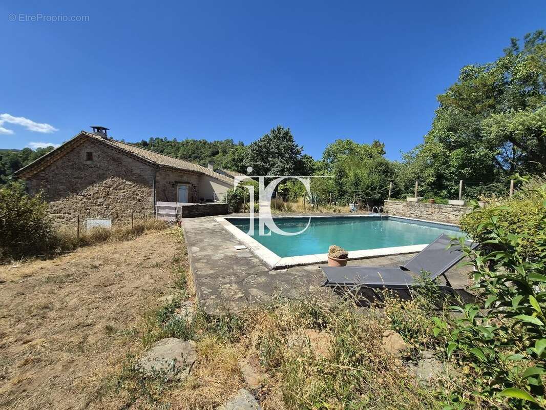 Maison d'exception à Saint-Pierre : Charme historique, vues panoramiques et potentiel créatif unique - photo 19