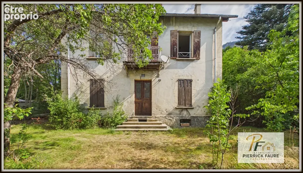 BRIANÇON – Maison historique de 193,67 m² à rénover, jardin arboré et vue montagne - photo 2