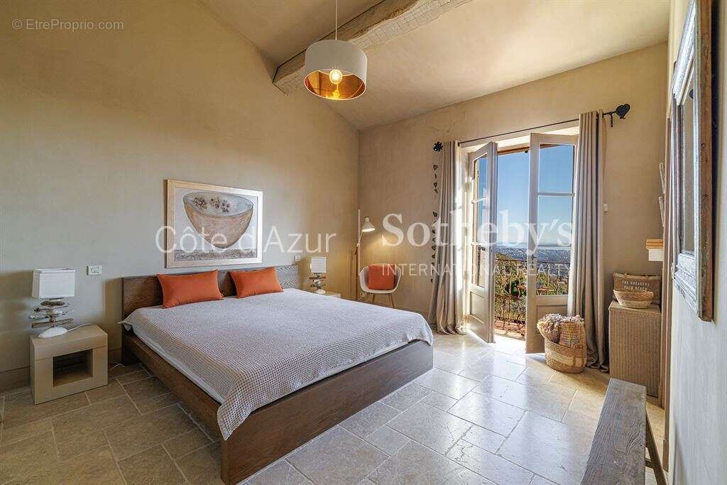 Vence bastide néo provençale avec vue mer, piscine chauffée et jardin paysager de 4 300 m² - photo 18
