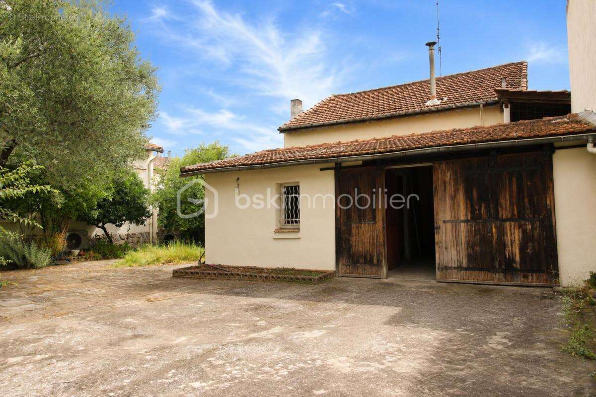 Maison traditionnelle de plain-pied avec jardin arboré, garage et forage – Nîmes Route de Beaucaire - photo 5