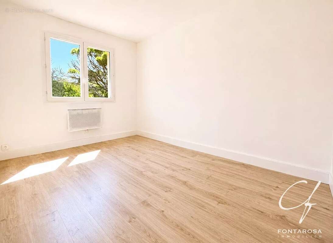 Fréjus – Quartier des Compassis  Maison rénovée de plain-pied avec mezzanine sur 1 811 m² de terrain - photo 8