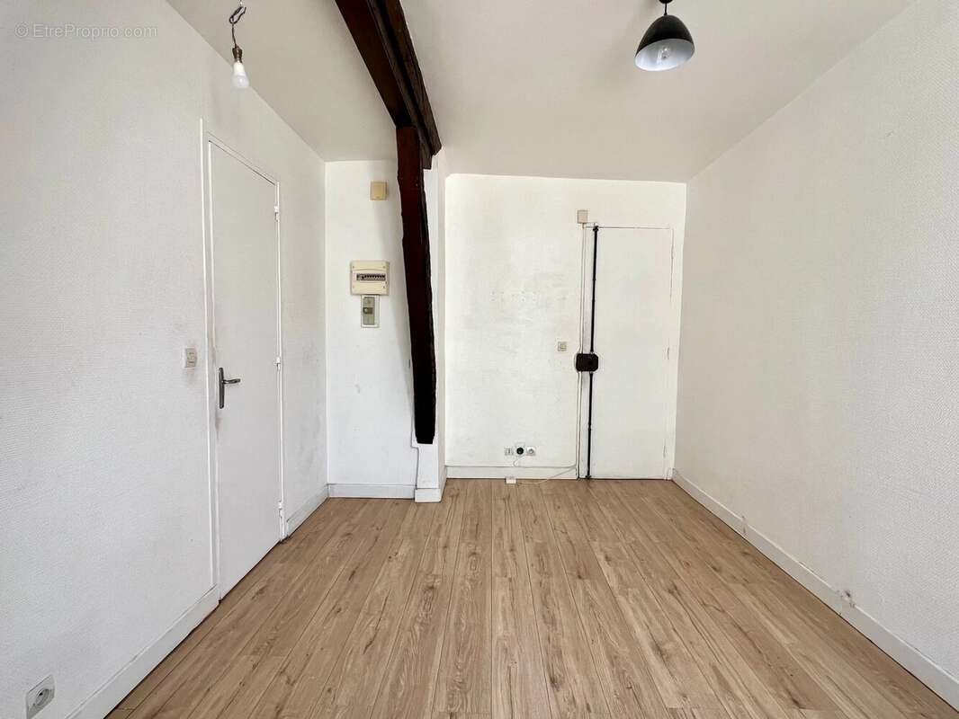 Studio paris iième avec ascenseur - photo 12