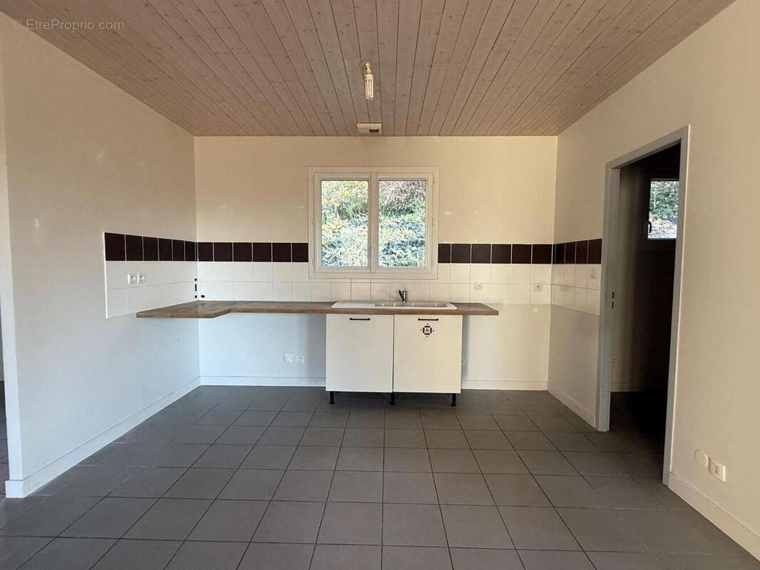   - Maison à UCEL
