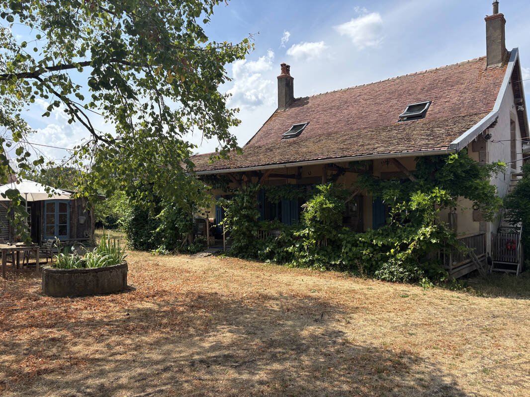 Cérilly - Charmante petite ferme avec une grande grange, située sur un terrain d'environ 1 hectare à proximité - photo 2
