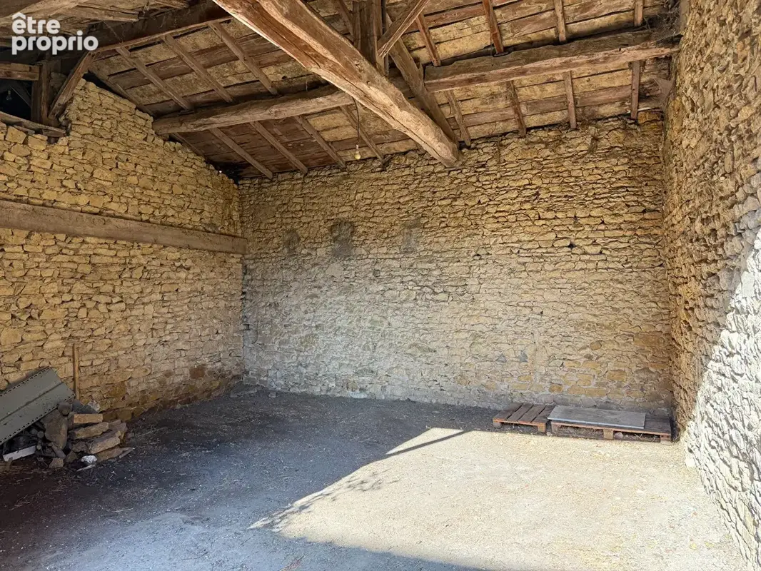 Saint Germain Nuelles - Maison en pierres à rénover avec cour et dépendances - photo 12