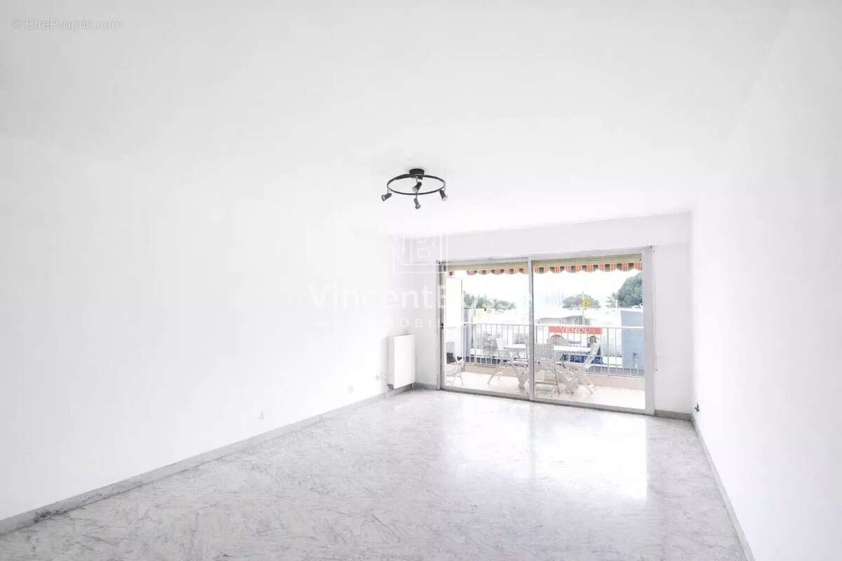 Appartement à SAINT-LAURENT-DU-VAR