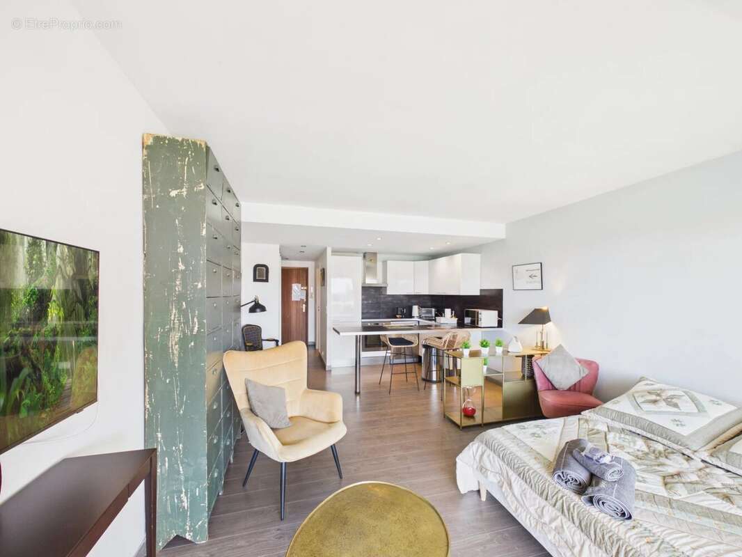 Juan-les-pins bijou plage – studio rénové de 32 m² avec terrasse, parking et cave - photo 3