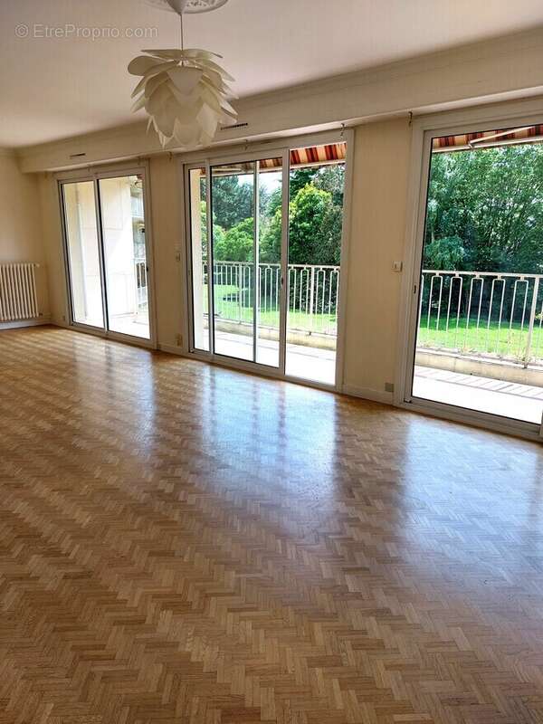 Appartement à AVRILLE