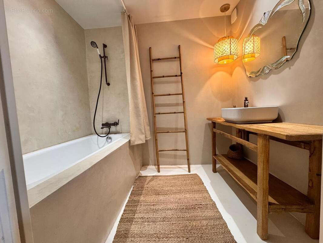   - Appartement à LYON-5E