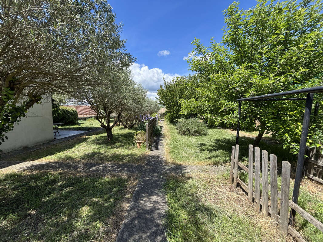 Terrain constructible de 662 m2 avec dependance maset de 37 m2 - centre village - photo 13