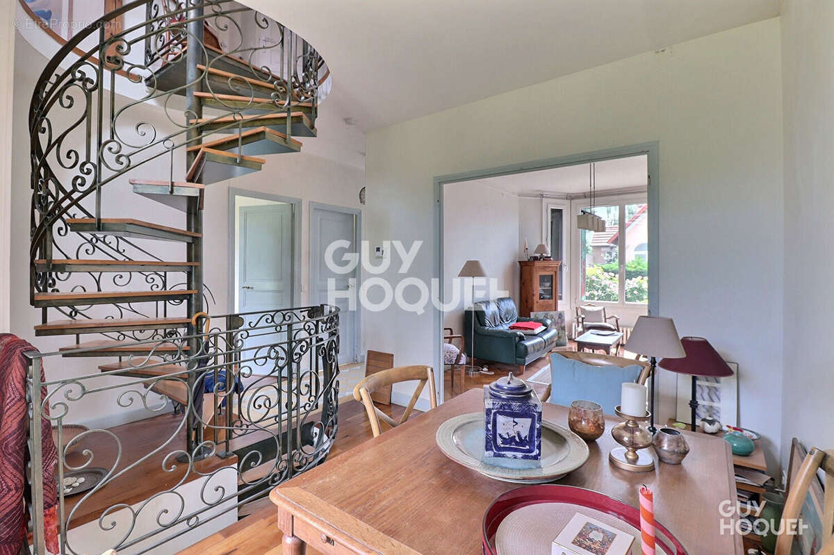 Maison à SAINTE-GENEVIEVE-DES-BOIS