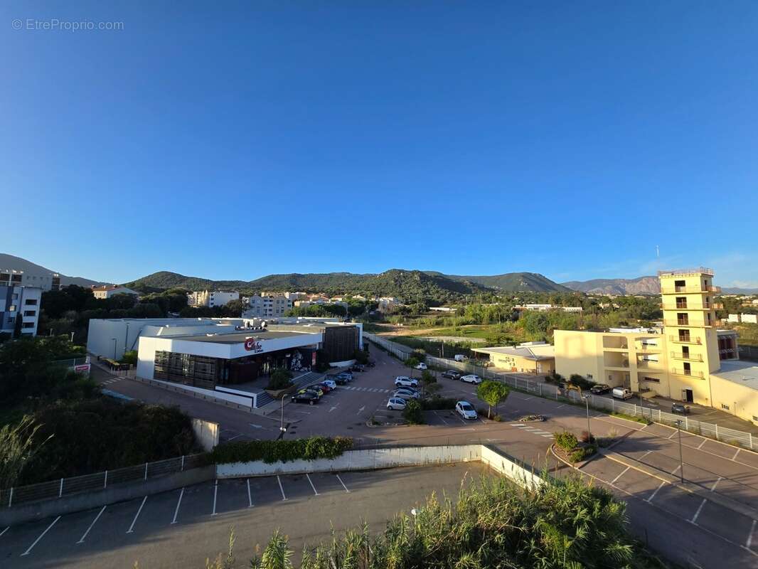 AJACCIO (20) ROCADE - T3 67 m² avec terrasse 18 m², ascenseur, parking sous-sol et vue dégagée - photo 8