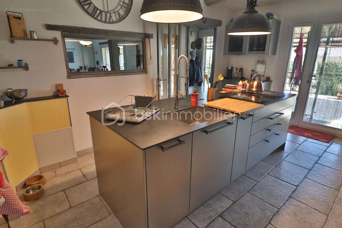 Maison plain-pied de 106m² sur 780m² de terrain avec 3 chambres, garage et piscine - photo 15