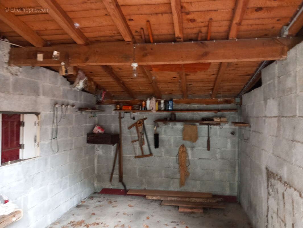 Maison avec terrasse couverte et 3 garages  sur 3653m2 de terrain à Urcuit. - photo 8