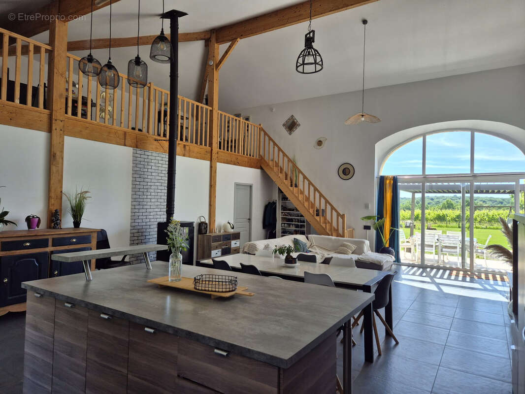 Ferme rénovée de 276 m2 avec garages, piscine et jardin clos - sans vis à vis ! - photo 4