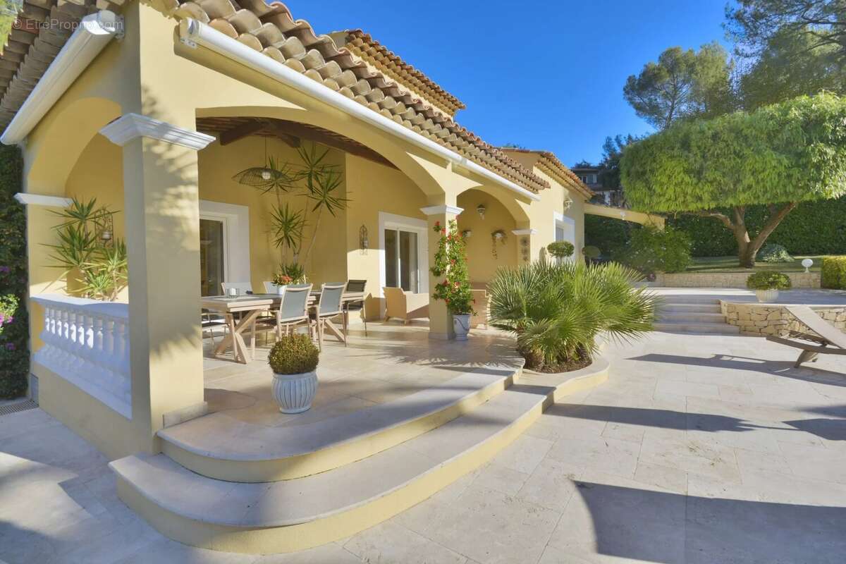 Maison à ROQUEFORT-LES-PINS