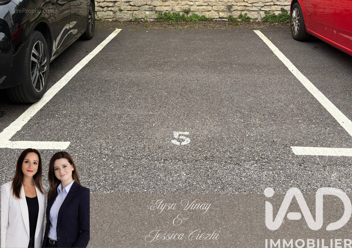 Photo 1 - Parking à HARDRICOURT