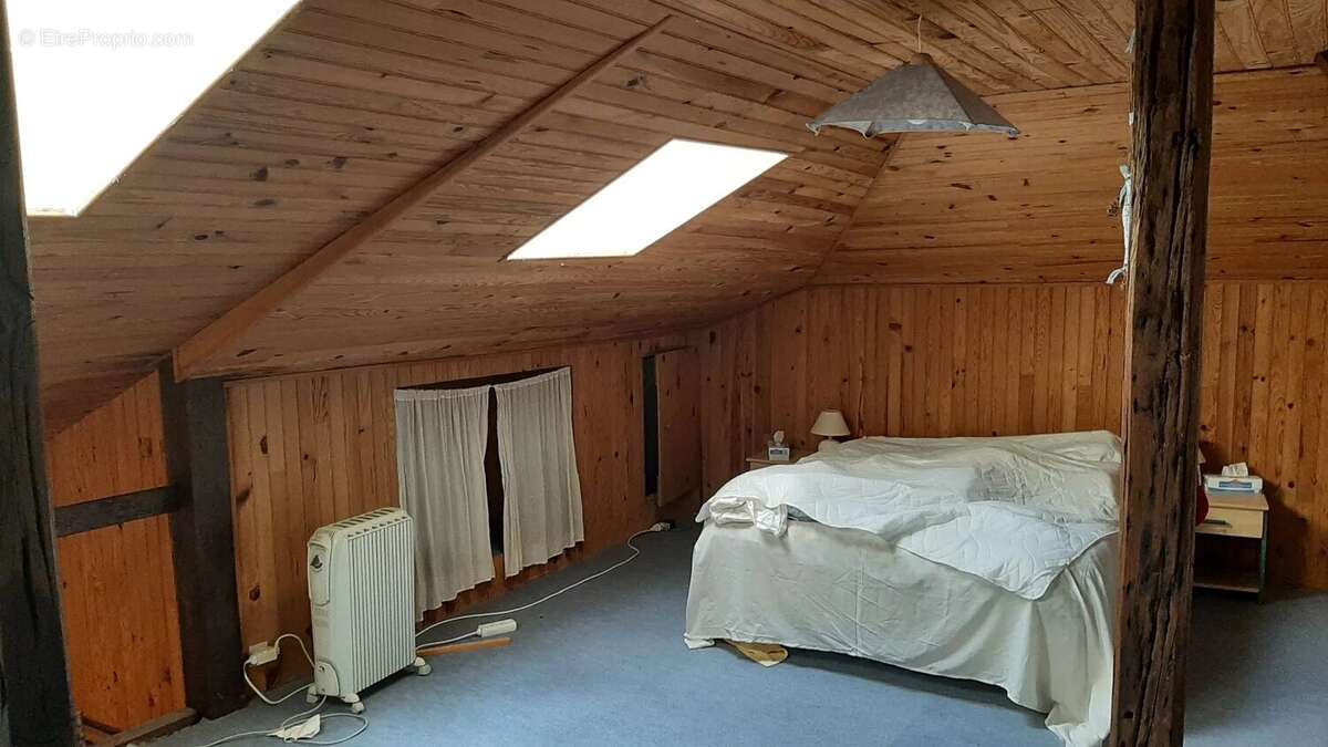 Maison à BORS(CANTON DE MONTMOREAU-SAINT-CYBARD)