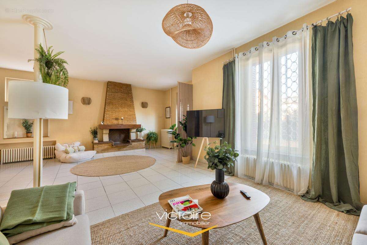 Proche Monplaisir Lyon 8ème - Grande et lumineuse maison de 7 chambres avec grand jardin de plus de 500m² - photo 3