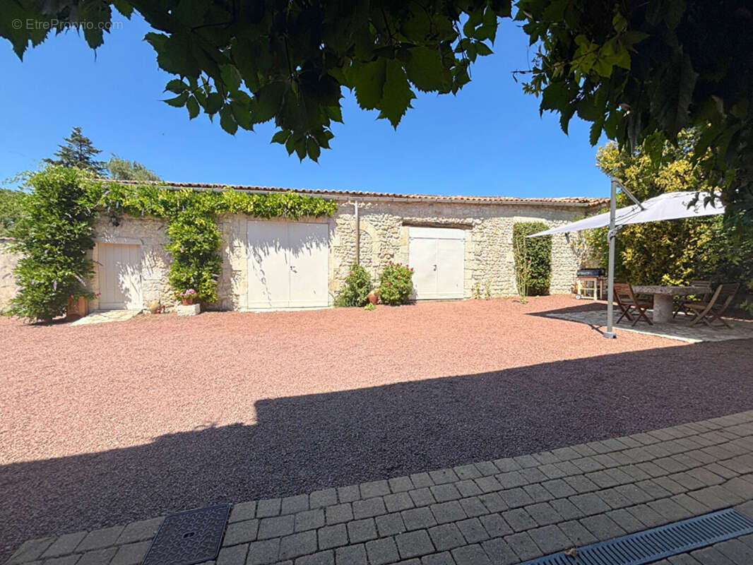 Maison d'exception à Nancras : un havre de paix au coeur du centre-ville - photo 6